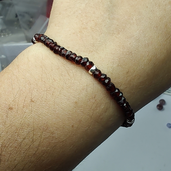 2mm Garnet and sterling silver - 7" wrist size - Picture 1 of 2